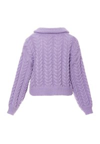 Maglione corto a trecce color lavanda con colletto, caratterizzato da motivi testurizzati e polsini e orlo a costine per maggiore forma e dettaglio.