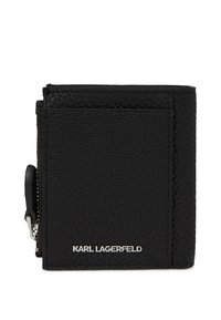 Portefeuille en cuir noir avec finition texturée, doté d'un compartiment zippé et d'emplacements pour cartes. Un logo argenté à l'avant ajoute un contraste.