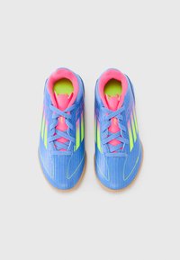 Niebieskie buty sportowe z różowymi akcentami, z teksturowaną cholewką, sznurowadłami i podeszwami z gumy. Neonowo zielone detale i paskowe wzory.