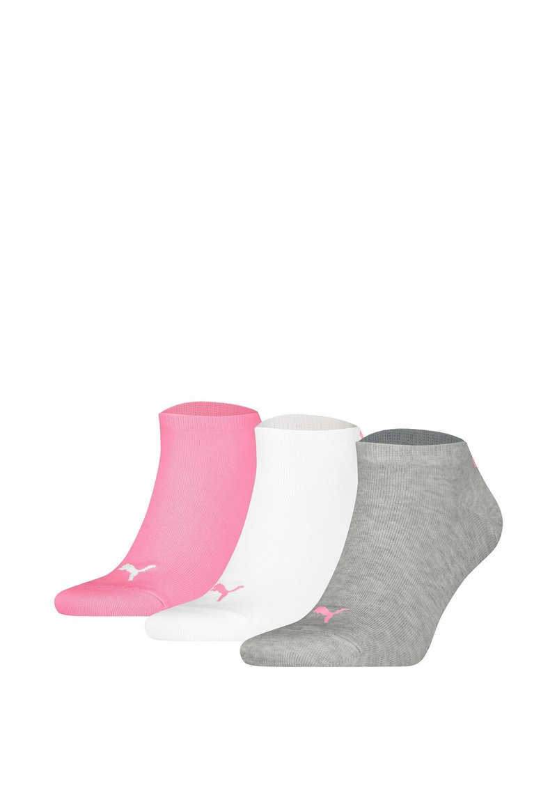 Tres pares de calcetines tobilleros: uno rosa, uno blanco y uno gris claro. Cada calcetín presenta un logotipo en color contrastante cerca del borde.
