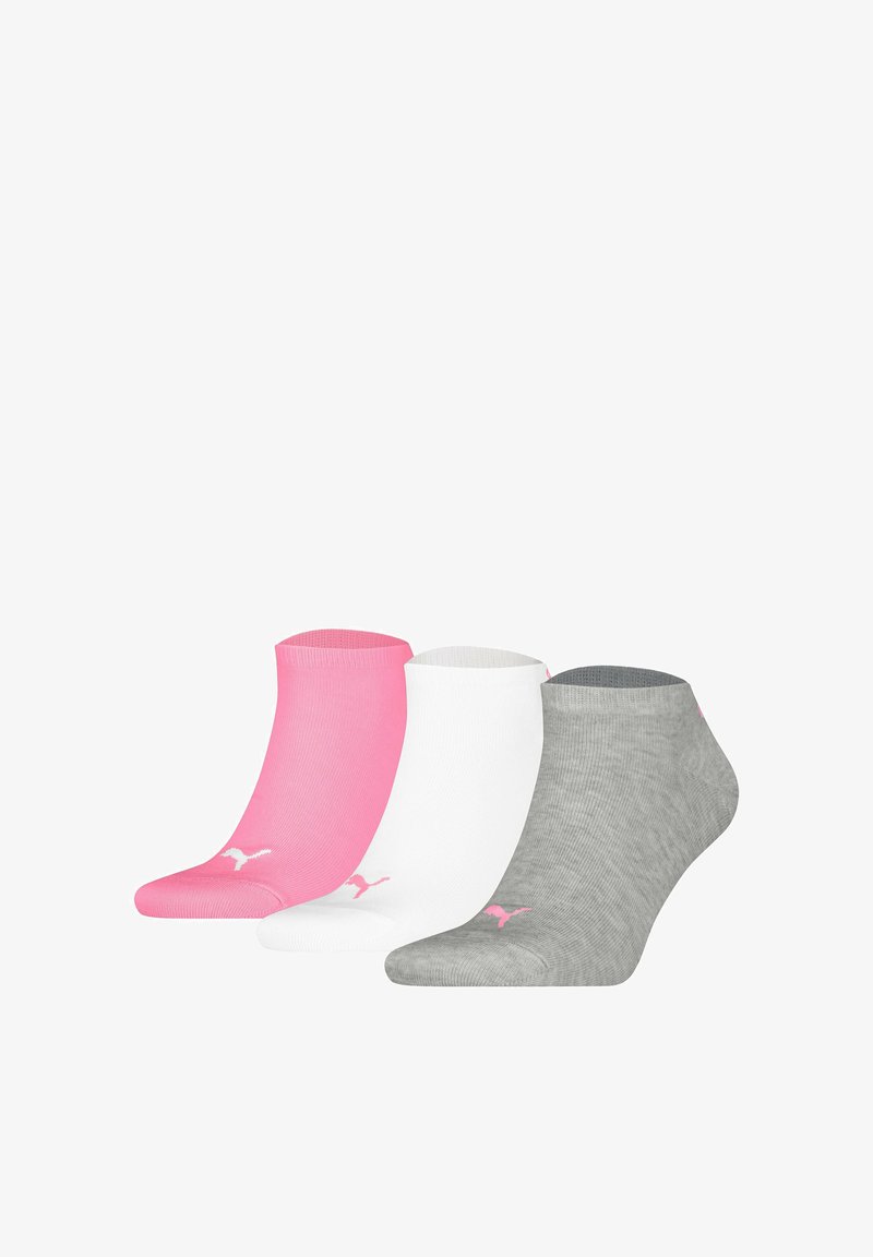 Tres pares de calcetines tobilleros: uno rosa, uno blanco y uno gris claro. Cada calcetín presenta un logotipo en color contrastante cerca del borde.