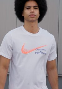 Nike Performance TEE FOUNDERS - Spordi T-särk - white