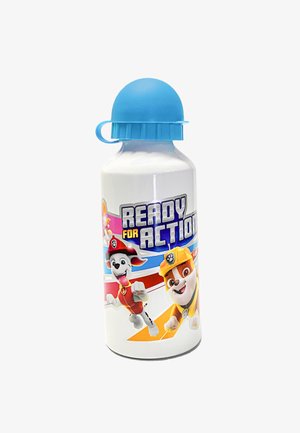 Weiße Plastik-Wasserflasche mit einem blauen Deckel, verziert mit Cartoon-Hunden und dem Text "BEREIT FÜR AKTION" in fetter, farbenfroher Schrift.