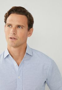 Camicia azzurro chiaro a righe con colletto classico, presenta bottoni bianchi, maniche corte e un tessuto liscio e texturizzato.