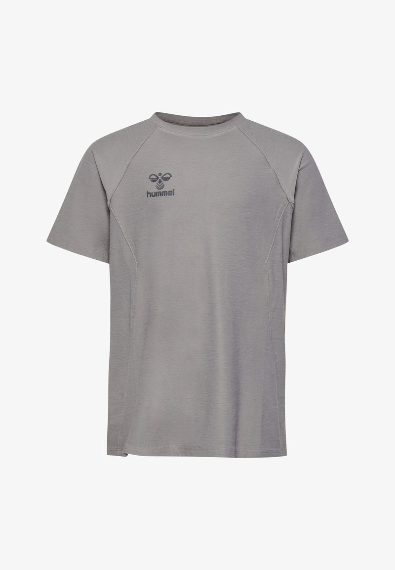 Grå kortærmet t-shirt med rund hals, der har raglanærmer og et diskret logo på brystet. Glat stof og minimalistisk design.