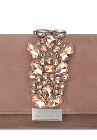 Clutch de ante en color rosa empolvado con un diseño joya que presenta grandes cristales en forma de pera y redondos en rosa y transparente, con herrajes en tono plateado.