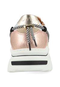 Roze metallic sneaker met een gestructureerde afwerking, zwart-wit gestreepte veters en een brede witte zool met een zwarte accentstripe.
