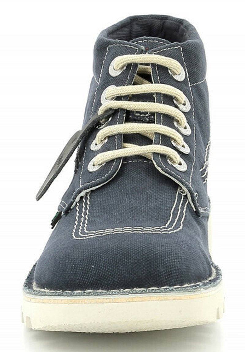 Botas de lona para hombre en color navy, con costuras blancas, puntera redonda y cordones beige. Presentan un upper texturizado y suela de goma con ligera elevación.