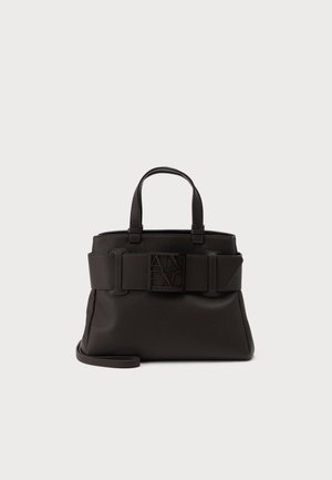 Borsa in pelle nera con due manici, dettaglio di una cintura larga con fibbia quadrata con lettere ritagliate al centro.