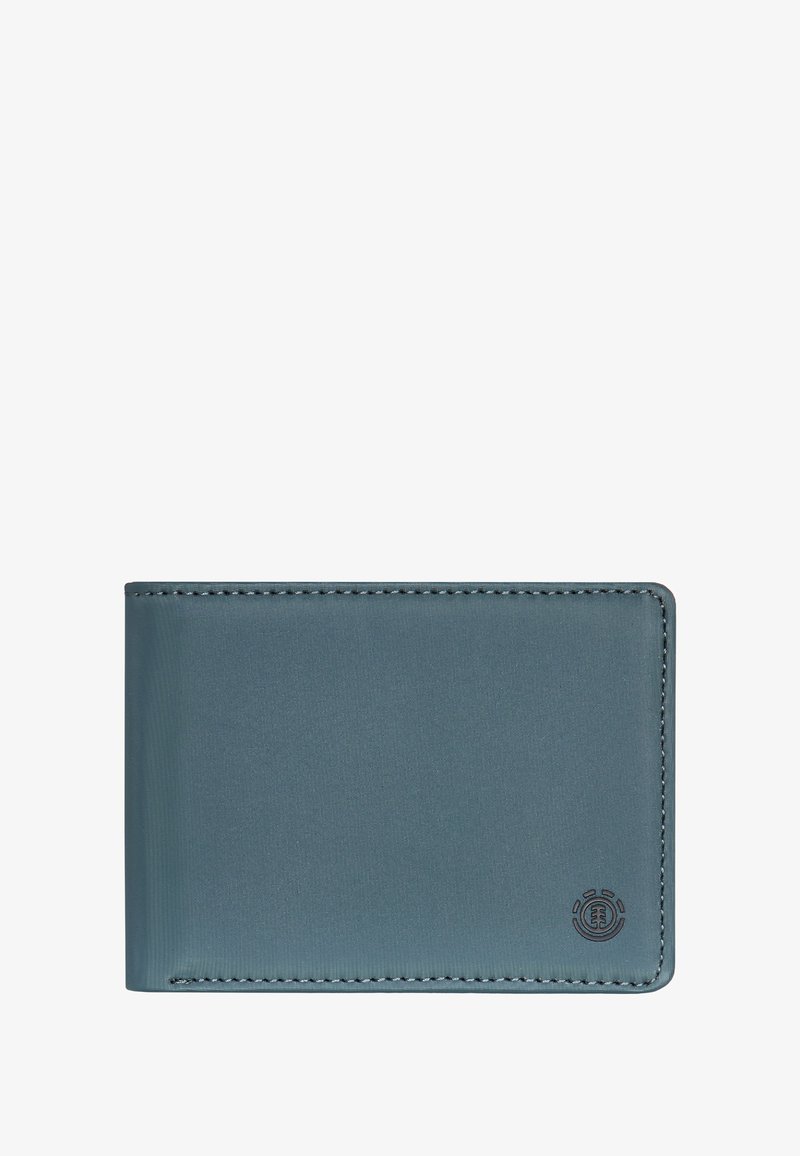 Blaues rechteckiges Bi-Fold-Portemonnaie mit sichtbaren Nähten und einem kleinen runden Logo in der unteren rechten Ecke.