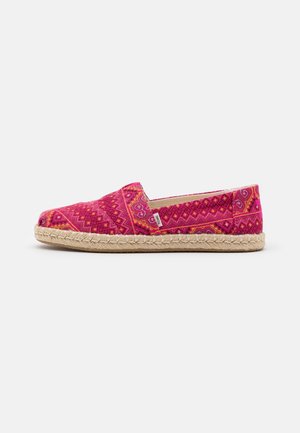Espadrille rose tissé avec des motifs décoratifs, bout arrondi et semelle en jute. Présente des designs géométriques vibrants et un contraste de bordure.
