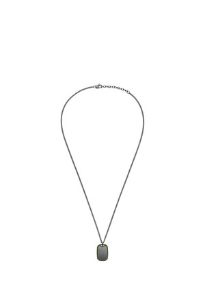 Sort kædehalskæde med vedhæng af en rektangulær grøn sten med subtil struktur og indgraverede detaljer, hængende fra en delikat kæde.