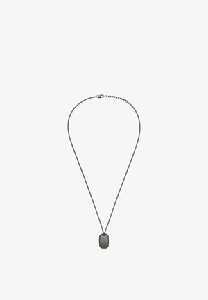 Czarny naszyjnik z łańcuszka z prostokątnym zielonym kamieniem o subtelnej fakturze i grawerowanym detalu, zawieszony na delikatnym łańcuszku.