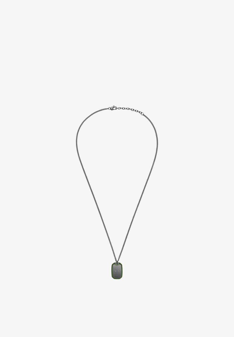 Collier chaîne noire avec un pendentif rectangulaire en pierre verte à texture subtile et détail gravé, suspendu à une chaîne délicate.