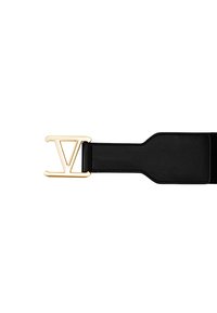 Zwarte leren riem met een brede band en een goudkleurige "V" gesp. Gladde textuur met strakke lijnen en geen extra patronen.