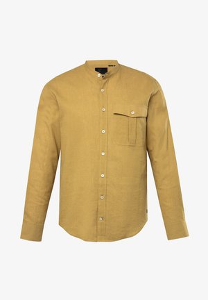 Camisa de manga larga color mostaza en tejido ligero, con cuello redondo, bolsillo frontal y cierre con botones plateados.