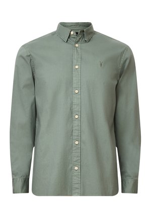 Camisa de botones de manga larga en algodón verde apagado. Presenta un cuello clásico, botones beiges y un pequeño logo bordado en el pecho.