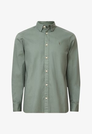 Camisa de botones de manga larga en algodón verde apagado. Presenta un cuello clásico, botones beiges y un pequeño logo bordado en el pecho.