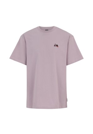 Hellviolettes Kurzarm-T-Shirt mit kleinem, dunkelrotem, besticktem Roller auf der linken Brustpartie und rundem Halsausschnitt.