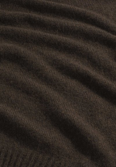 Bruin, ribbelgebreid stof met een zachte textuur, met subtiele variaties in tint en diepte, waardoor een golfachtige uitstraling ontstaat.