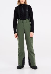 Pantalons de neige verts avec des bretelles noires réglables, des boutons à l'avant et une finition texturée, présentant des accents noirs au niveau des chevilles.