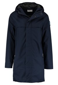 Giacca impermeabile blu navy con cappuccio, zip frontale e due tasche laterali. Presenta una texture liscia e una toppa sulla spalla sinistra.