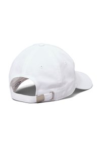 Casquette de baseball blanche avec un bord incurvé, en coton, strap ajustable à l'arrière et un accent en métal près du strap.