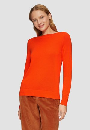 Feloranje gebreide trui met een ronde halslijn, lange mouwen en een geribbelde zoom. Vlotte textuur, aansluitend ontwerp, gecombineerd met een bruine courduroy broek.