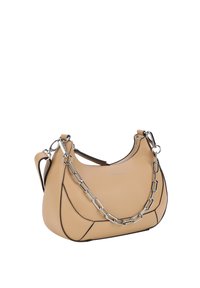 Hobo-Handtasche aus beigem Leder mit kontrastierenden schwarzen Nähten, ausgestattet mit einem Kettenhenkel und einem geschwungenen oberen Design.