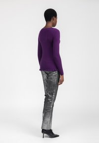 INFLUENCER RUCHED HEM - Strickpullover - purple
