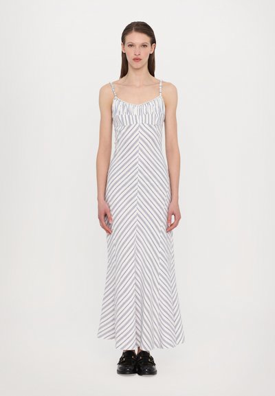 Robe maxi sans manches à bretelles avec encolure volantée, en blanc et bleu clair à rayures diagonales. Le tissu semble léger avec une texture lisse.