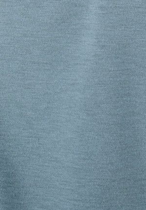 Lichtblauwe stof met een gladde, gelijkmatige textuur, die een subtiel breipatroon laat zien zonder duidelijke accenten of hardwaredetails.