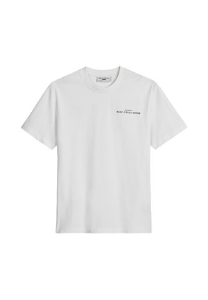 Witte katoenen t-shirt met ronde hals en korte mouwen. Bevat kleine zwarte tekst gedrukt op de borst. Vloeiende textuur.