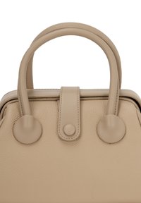 Beige håndtaske med en tekstureret læderoverflade, der har runde top-håndtag, en centralt flap med en trykknap og afrundede detaljer.