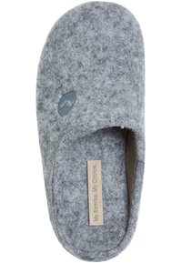 Grå følelsessandal med lukket design, tekstureret overflade og et lille logo. Indersiden har et blødt for og en label, der står "My Romika. My Choice."