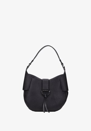 Schwarze Ledertasche mit genoppter Textur, runder Form, geflochtenem Henkel und einem Frontklappenverschluss mit einem metallischen Designelement.