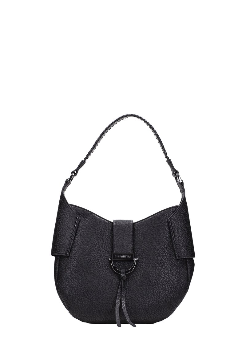 Svart läderhandväska med en pebblemönstrad yta, rund form, flätad handtag och en framficka med en metalldetalj.