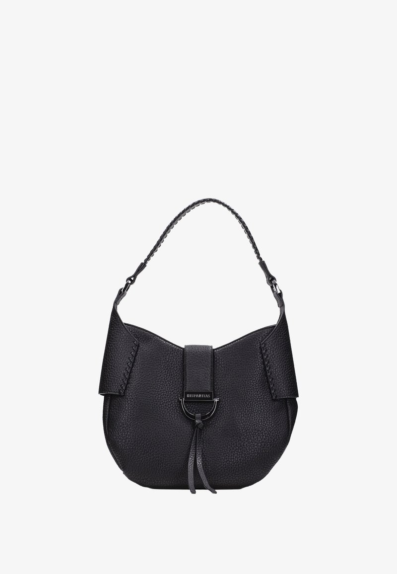 Czarna skórzana torebka o chropowatej fakturze, okrągłym kształcie, plecionym uchwycie oraz przednim klapce z metalowym detalem.
