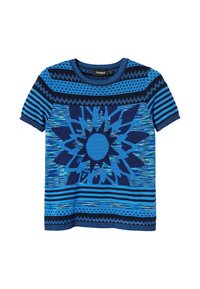 Camiseta de punto azul con un gran diseño floral en diferentes tonos de azul, con patrones a rayas en las mangas y el cuerpo. Cuello redondo.