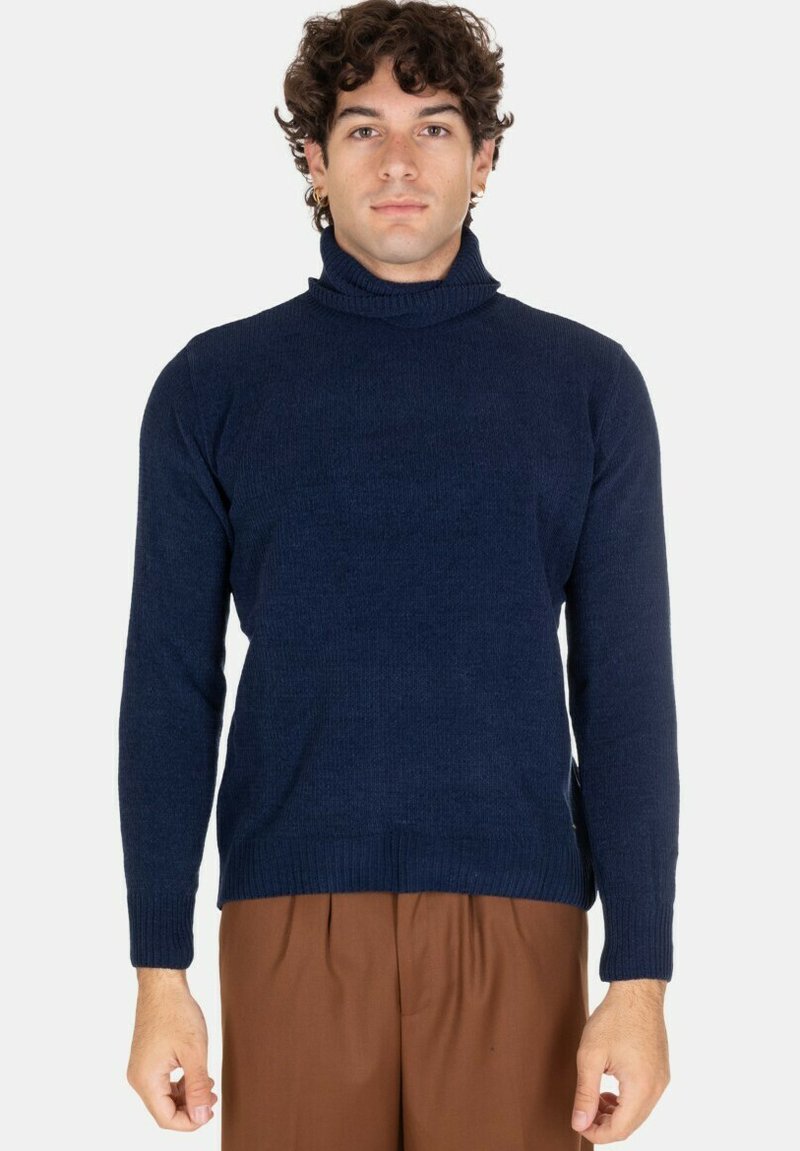 Maglione a collo alto di colore blu navy realizzato in tessuto lavorato a maglia, con polsini e orlo a coste, dalla vestibilità aderente e superficie liscia.