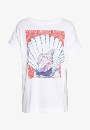 Witte katoenen T-shirt met een kleurrijke schelpafbeelding binnen een rode patroonrand. Korte mouwen en een ontspannen pasvorm.