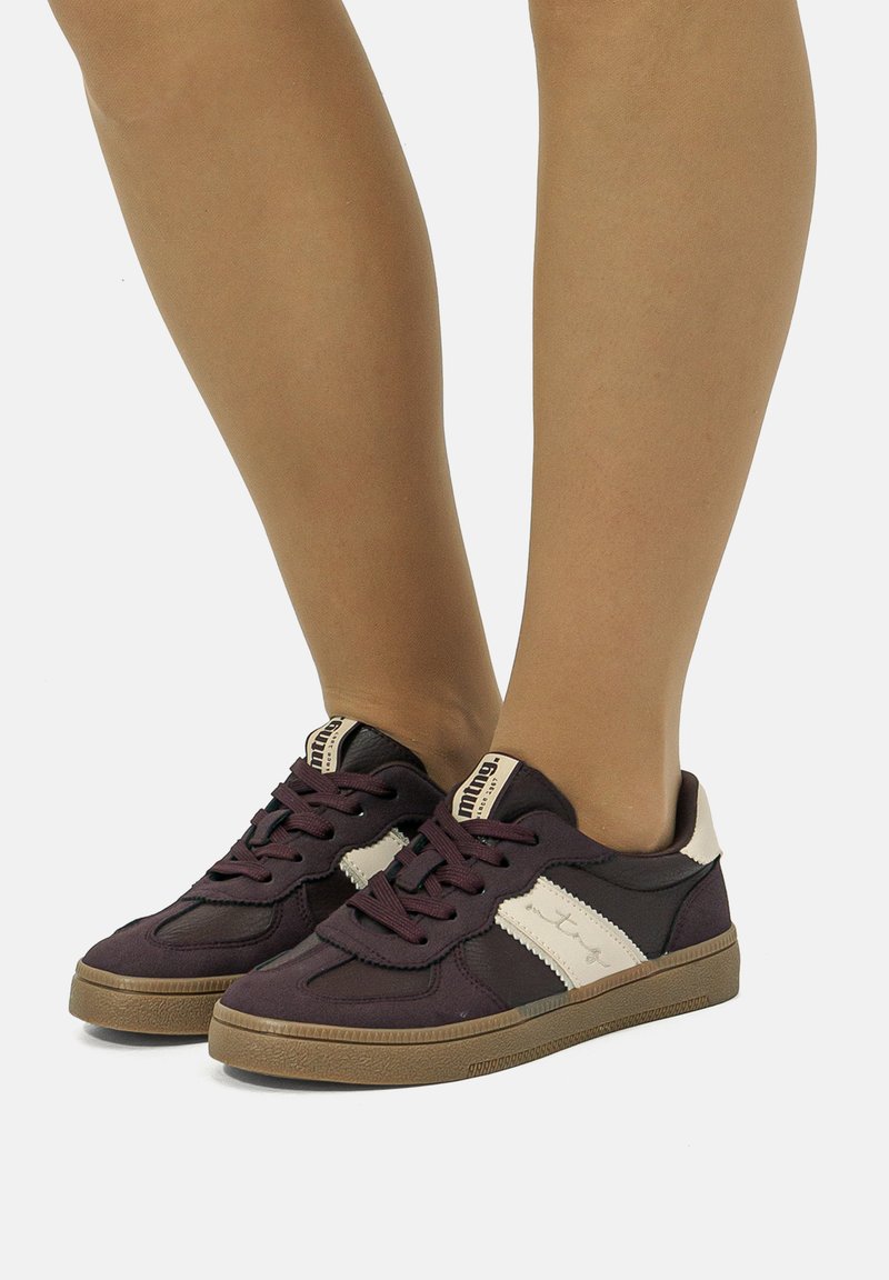 Sneakers bordeaux con tomaia in tessuto testurizzato, dettagli in pelle bianca, punta rotonda e suola in gomma. Presentano chiusura con lacci e un dettaglio con logo.