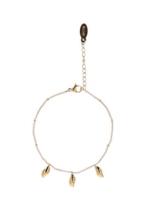 Delicate gouden kettingarmband met drie kleine, glanzende bladvormige bedels en een verstelbare sluiting met een merketiket.
