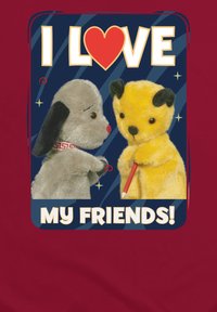 Plushfigurer af en grå hund og en gul bjørn på en mørkeblå baggrund med hvid tekst, der siger "Jeg ❤️ MINE VENNER!" og dekorative stjerner.