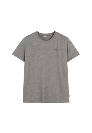 Camiseta de algodón gris con escote en V, mangas cortas y un pequeño logo en navy en el lado izquierdo del pecho. Textura suave, diseño casual.