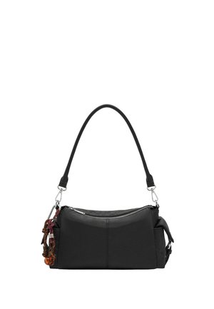 Czarna prostokątna torebka z jedną kieszenią na zamek, krótkim paskiem oraz ozdobnym breloczkiem z koralikami i supełkami po boku.