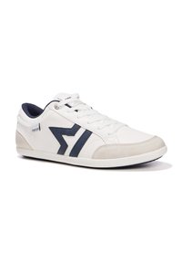 Weiße Sneaker mit marineblauen Akzenten, ausgestattet mit einem auffälligen Zickzackdesign, runder Zehenform, Schnürverschluss und strukturiertem grauem Wildleder an der Ferse.