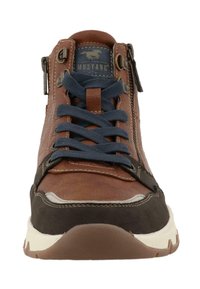 Hnědé kožené a semišové kotníkové boty s námořnickými šněrovadly, se zipovým uzávěrem, kontrastní špičkou a bílou mezipodešví.