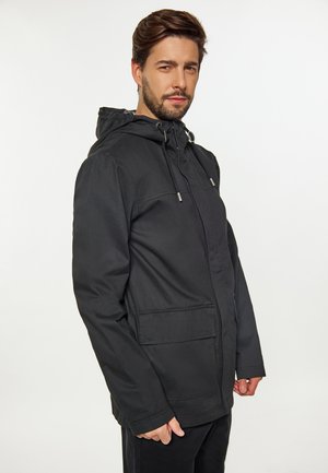 Sort hættejakke med lynlås foran, elastiske manchetter, to forlommer og snøre i hætten. Glat stof med mat finish.