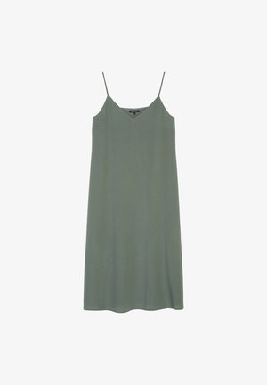 Bezrekawnikowa sukienka midi w oliwkowym zielonym kolorze z cienkimi paskami spaghetti i dekoltem w serek, prezentowana na białym tle.